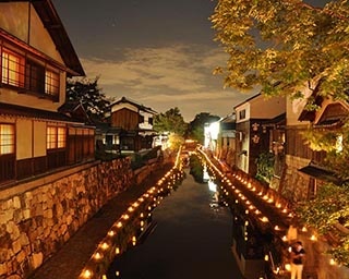 近江八幡の町並みで夕涼み　滋賀県八幡堀周辺で「第22回　八幡堀まつり」開催