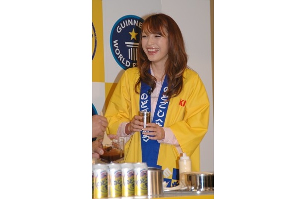 手際よくたこ焼きを作る山口さんをサポートする木下さん