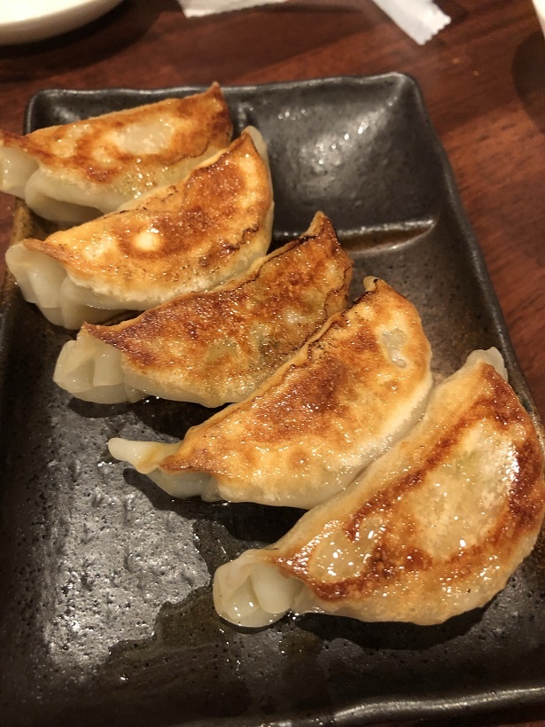 パリッ！と焼きあがった餃子でせんべろできる喜び