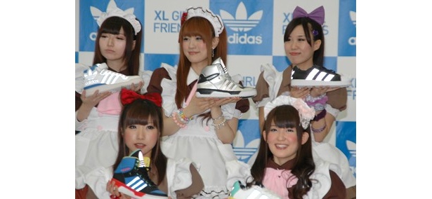 秋葉原の人気モデルさんも加藤さんと一緒にスニーカーをPR