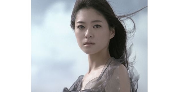 美白ブランドを表現するのにふさわしい新モデルとして起用された上野樹里さん