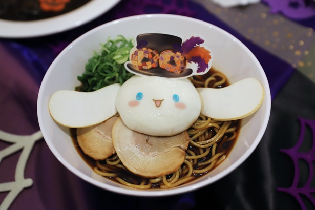 魚介のうま味を閉じ込めたスープが自慢の「シナモンのブラックハロウィンラーメン」(1100円)