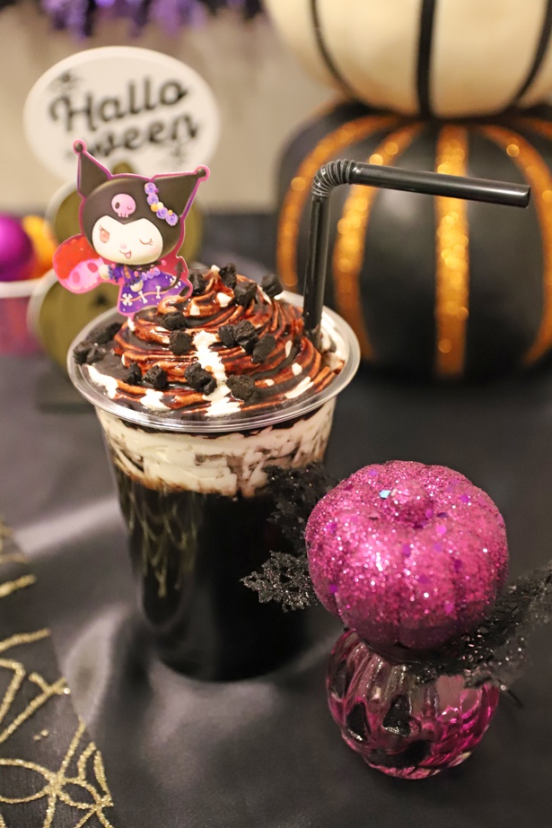甘さを控え大人向けの味に仕上げた「クロミのブラックナイトココア」(650円)は、“NIGHT”パート限定のメニュー