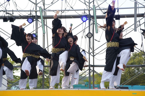ダンスコンテストやさのよい踊りなど熱いステージパフォーマンスが続く