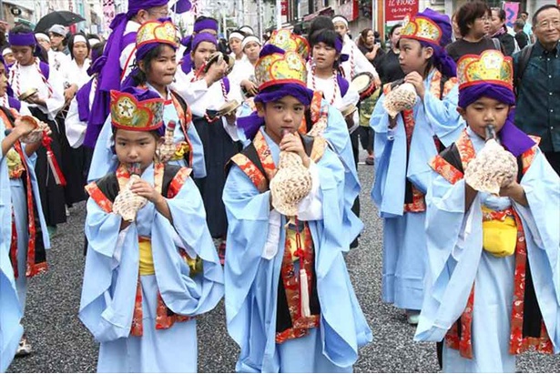 地元の小学生も様々な衣装でパレードに参加