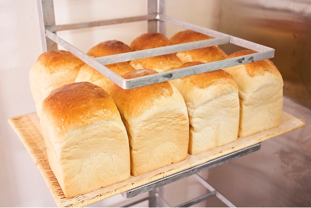 一本堂 福岡若宮店 / 1日10回、1時間ごとに数種が焼き上がり、14:00に全種が並ぶ。パンは、好みの厚さに店頭でカットしてもらえる