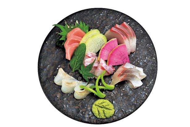 当日のおすすめの天然魚を味わって。お造りおまかせ5種(1458円)/酒菜や いしもん 本店