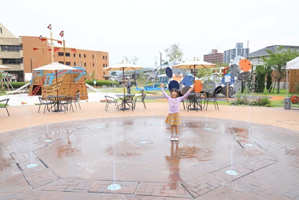 「モーヴィ下関」の中央に位置する噴水広場。場内は「アクティブゾーン」「ベビー・トドラーゾーン」「チャレンジゾーン」に分かれている