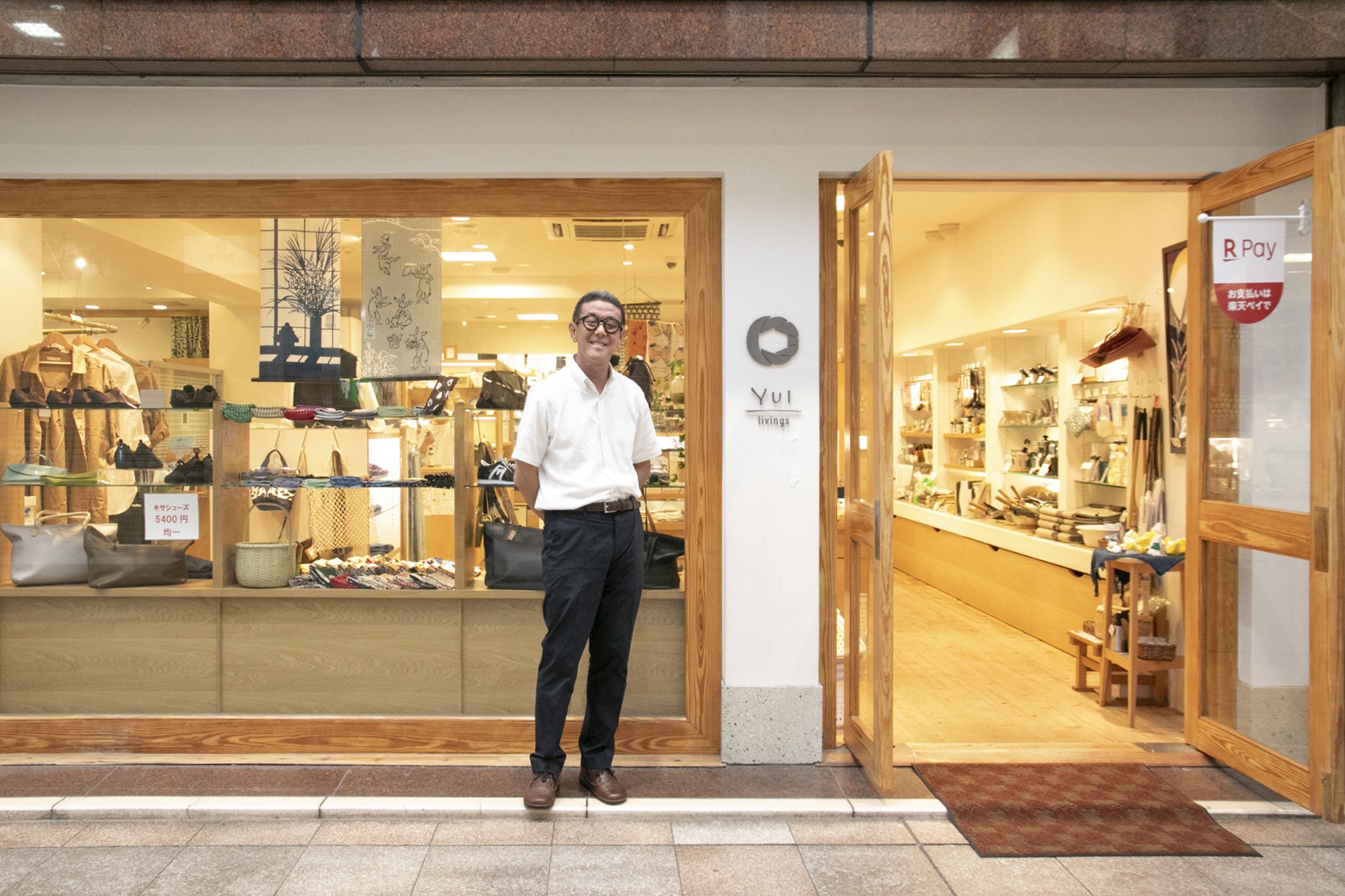 オーナーの高井学さん。店内には選び抜いたこだわりの商品がそろう