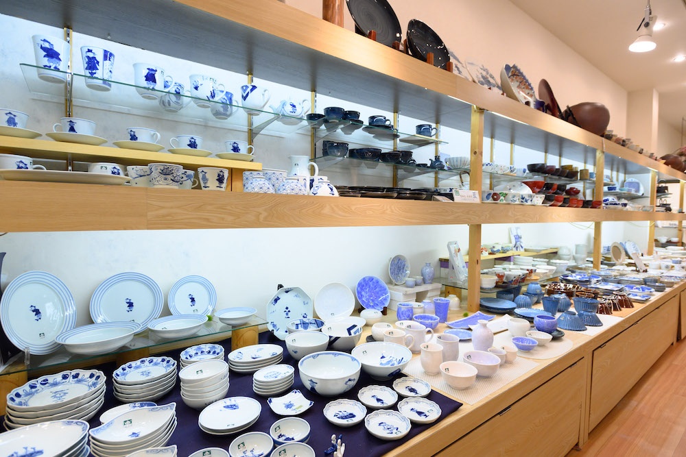店内にはさまざまな和食器が用意されている