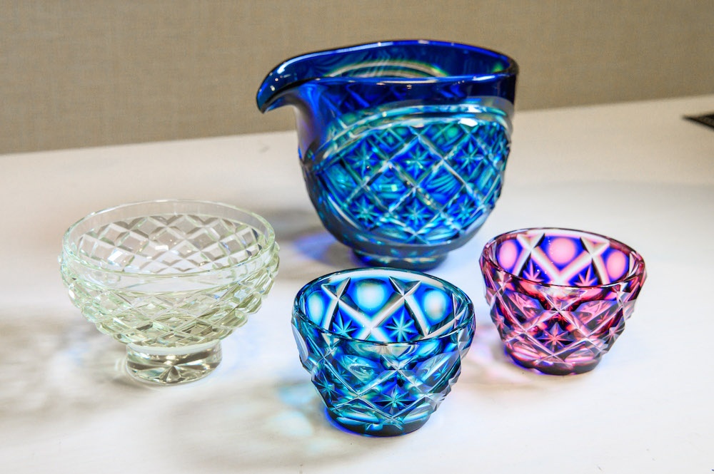 伝統工芸品の「薩摩切子」(税抜2万3000円〜)も取り扱う