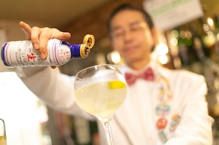 華麗なマジックも見られるかも!? 個性派マスターとの会話が楽しい「Cafe＆Bar Wizard」