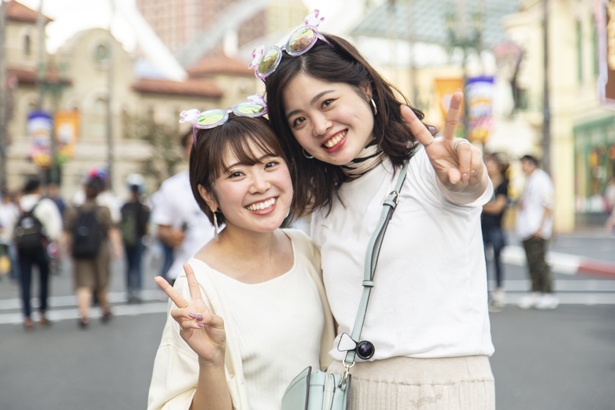 白とベージュでミルキー配色に。 あやっぺさん(左)、しんきさん(右)