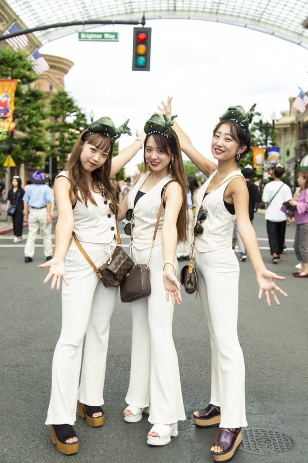 スタイル抜群の美女3人、ななせさん(左)、ゆずさん(中央)、ななさん(右)