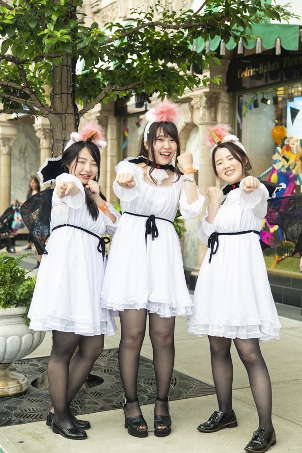 フラッフィー天使に！ ふくぴさん(左)、おきちゃん(中央)、きのぴ(右)