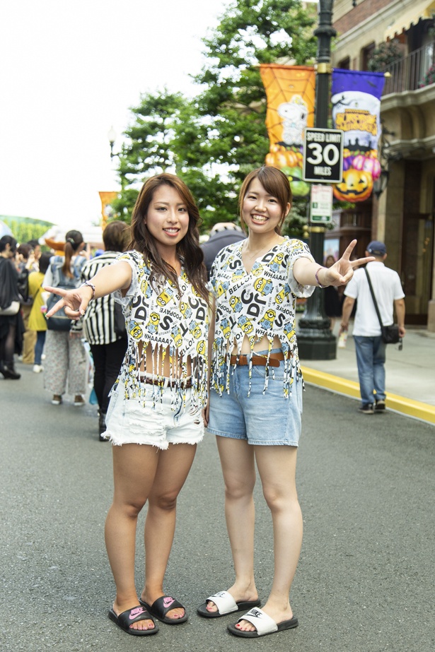 手作りシャツからおへそがチラリ♪ さきちゃろさん(左)、あやさん(右)