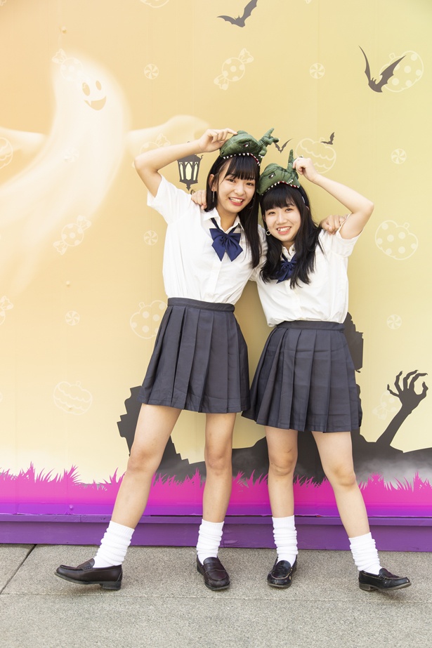 ルーズソックスが似合いすぎ！ まるちゃん(左)、きたむらさん(右)