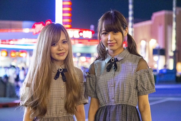 最後はドーリー＆ガーリー美女！ まおたろすさん(左)、まぴたん(右)