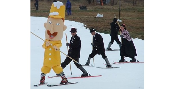 大人気のゆるキャラ「レルヒさん」がスキーを滑る！