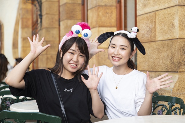 お気に入りキャラのカチューシャを付けてパシャり、あすかさん(左)、ももかさん(右)