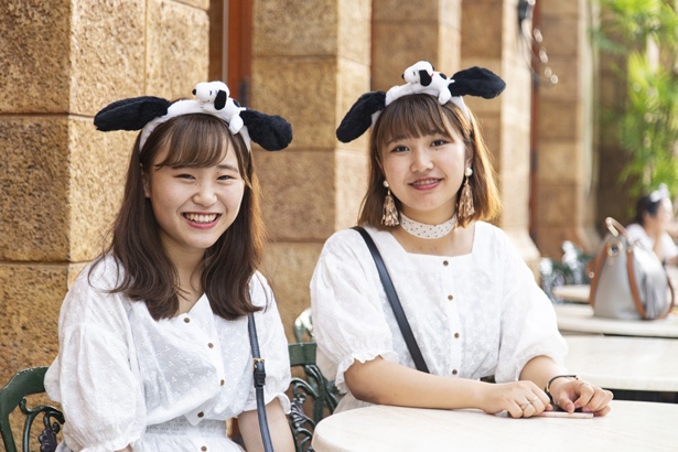 おソロトップスもキュート。ユウナさん(左)、あやかさん(右)