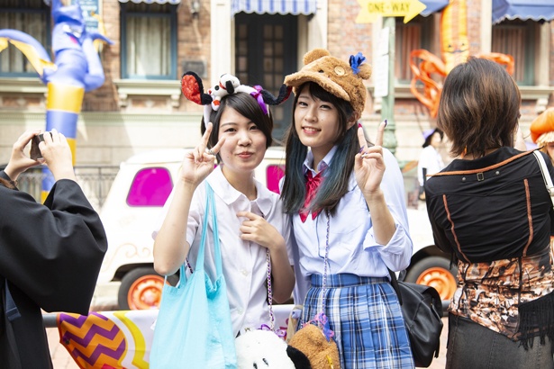 制服姿がまぶしい、かんなちゃん(左)、ゆかちゃん(右)