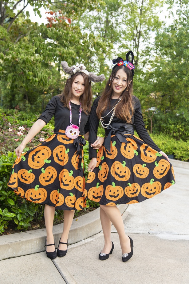  ハロウィーンスカートで上品に。Masumiさん(左)、Kanaさん(右)