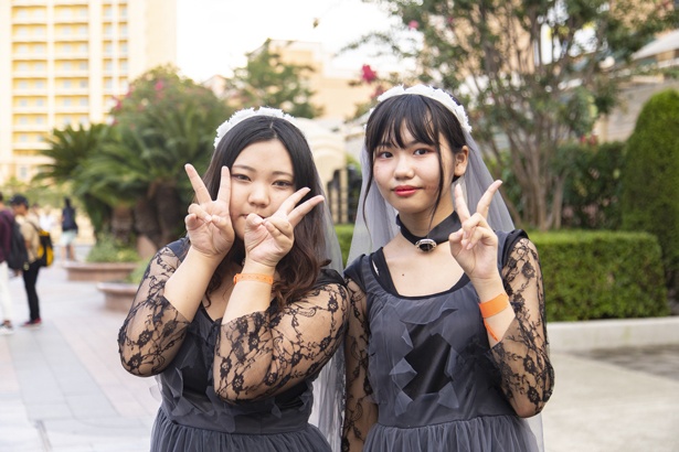 こわ〜い花嫁になりきった、チーム・チャッキー2人組