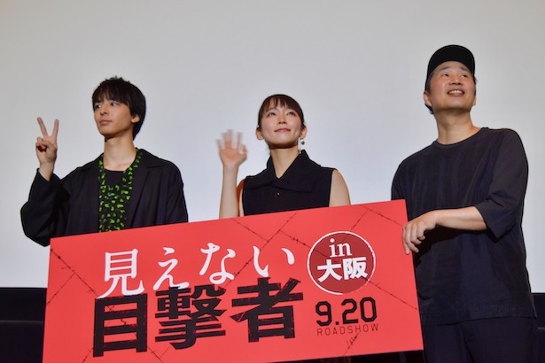 観客からの撮影に応える