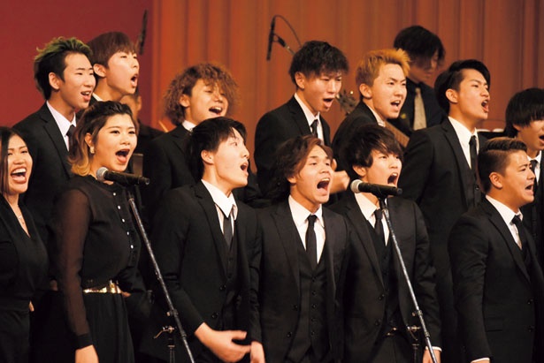 学生とは思えない迫力あるパフォーマンスを披露する