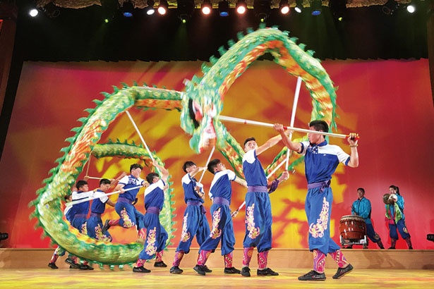 息の合った演技を見せる龍神舞