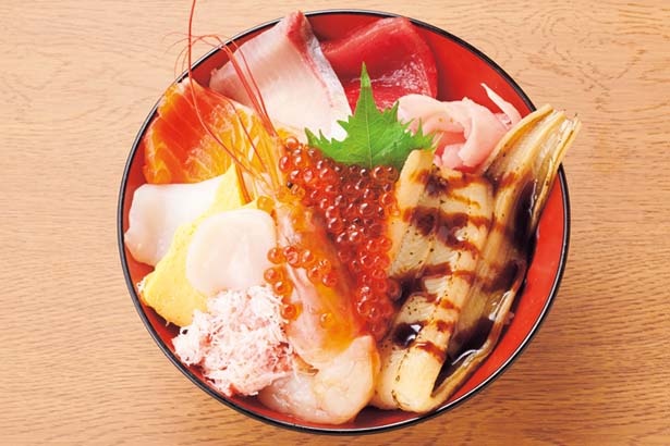 アナゴ1尾が入って食べ応え抜群の名物丼、海鮮魚くみ丼(1571円)。旬の魚介もたっぷり/魚BAR