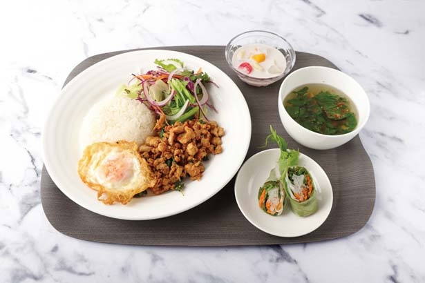 鶏挽き肉とガパオなどを、タイの調味料で炒めたスパイシーな鶏のガパオセット(1330円)/マンゴツリーキッチン“ガパオ”
