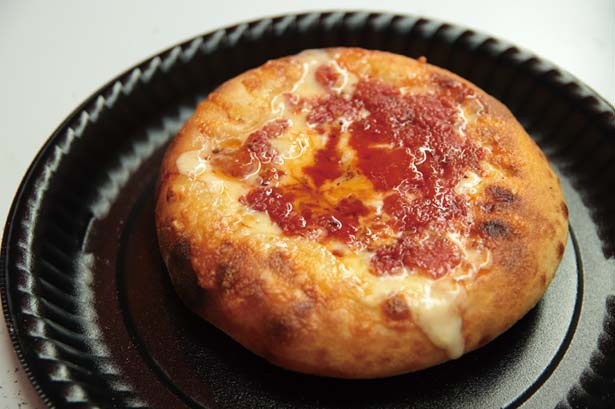 通常のピザの3倍のチーズを使用するボルケーノピザ(735円)/ふくまる通り57