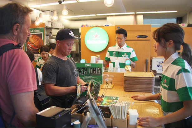 9月13日(金)のオープンと同時に、日本人のほか外国人も多数来店