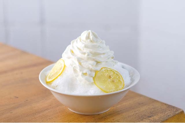 【写真を見る】スキッとしたレモン氷にレアチーズのクリームがのる「あわ蜜レアチーズ」(1300円・10月31日まで販売) / 村上や