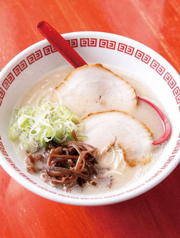 コバチラーメン店 / 「芳寿豚とんこつラーメン」(600円)。長崎県産芳寿豚で取る豚骨スープは美しい乳白色で、臭みがほとんどない