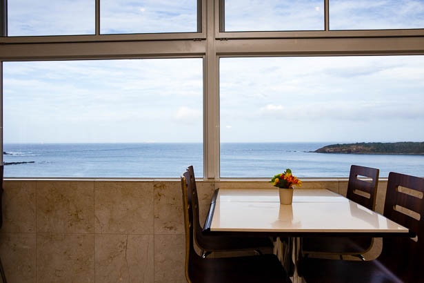 宿泊者限定の8F無料朝食会場から。食べるなら窓際の席がやはりいい。