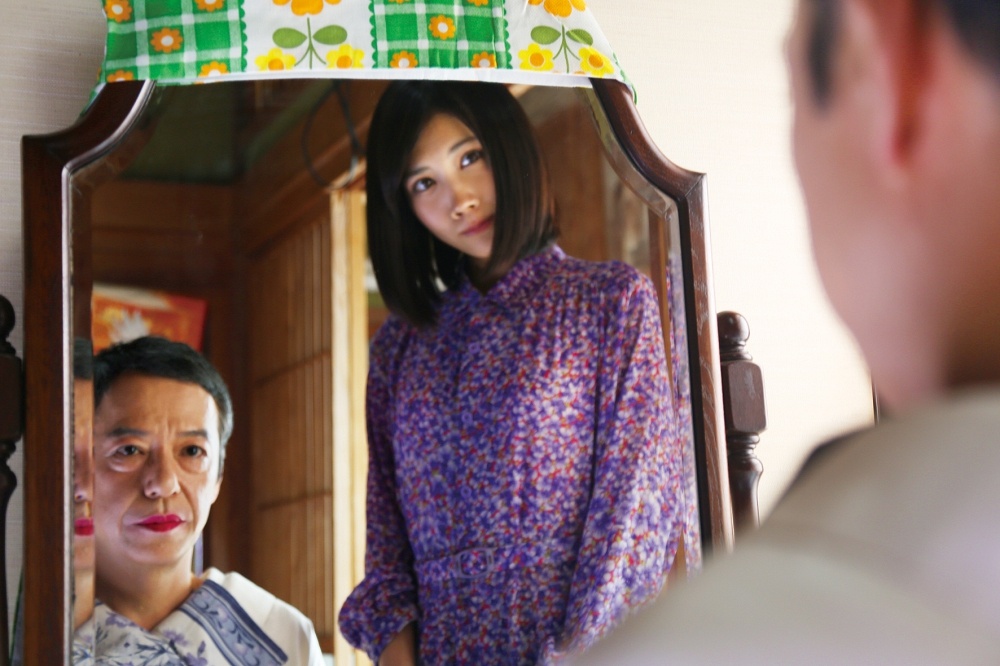 『おいしい家族』では都会での生活に疲れた女性を演じている