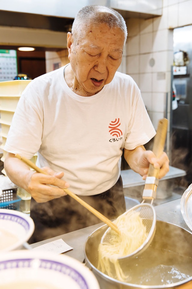 社長の黒岩正剛さん。一代で人気の味を作り上げ、71歳になった今でも現役で厨房に立ち続けている / くろいわラーメン 本店