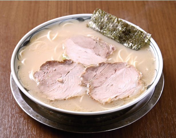 らーめん もとむら / 「ラーメン」(570円)。スープは、豚骨の豊かなコクを出しつつも脂は抑えられている