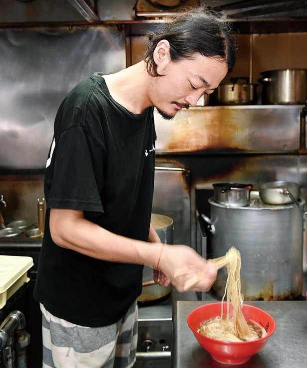 らーめん 点 / 店主の下田 薫さん。16歳からラーメンの世界に入り、今年で20年。複数の店での修業を経て、09年に店をオープンさせた