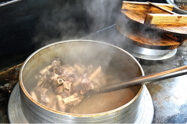 スープは古い骨を取り除き、新しい骨を加えて炊くことで旨味を凝縮 / ラーメン専門店 幸帝