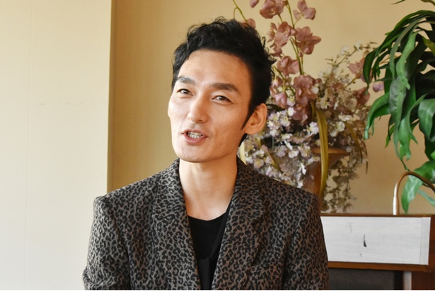  記者の質問に丁寧に答える草彅剛