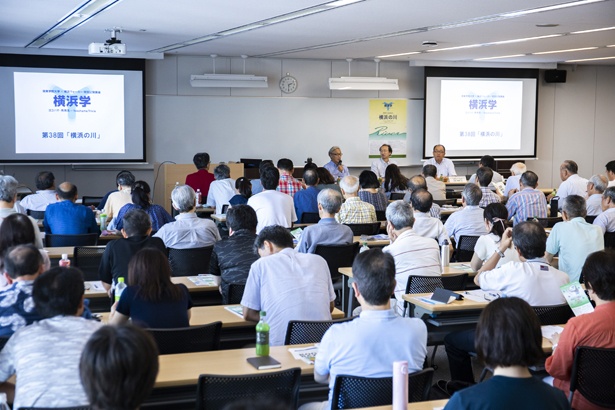 前回の講座（2019年8月開催、テーマは「横浜の川」）の風景。横浜市民に身近な「鶴見川」と「大岡川」についてさまざまなエピソードが語られ、受講者たちは熱心に耳を傾けた