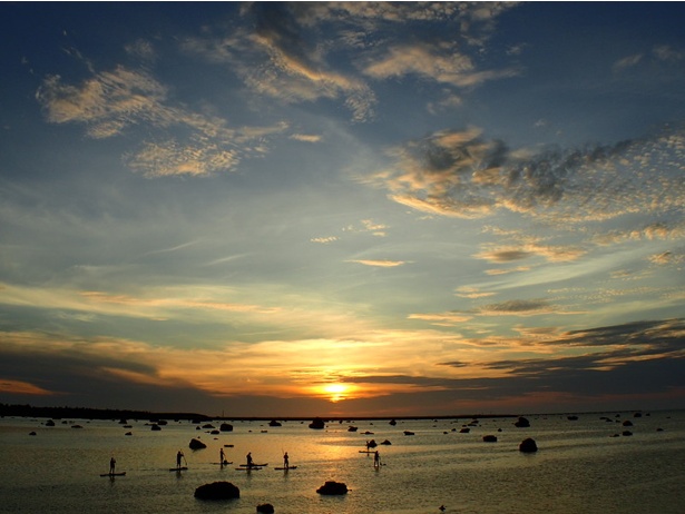 【写真を見る】日本の渚百選に選ばれた「佐和田の浜」の夕日を眺めたら、美味しい夕食が待つ夜の部へ