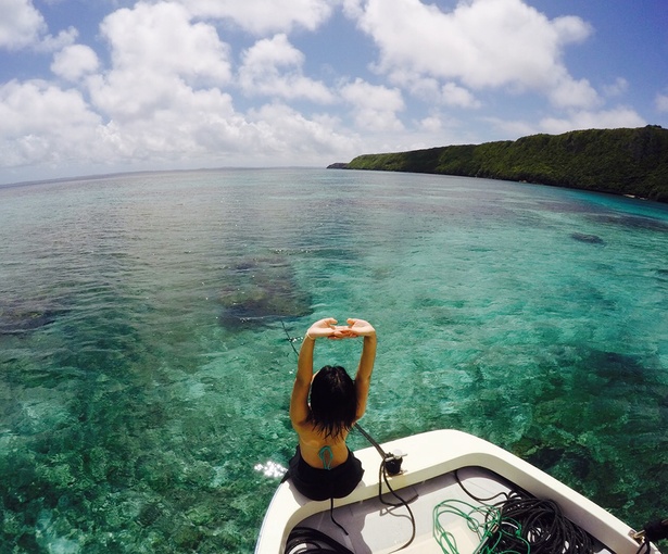 サンゴ礁と透明度の高い海が待つ伊良部島へ。夏休みを逃した人にも、この島で夏休み気分を味わってもらえたらうれしいです