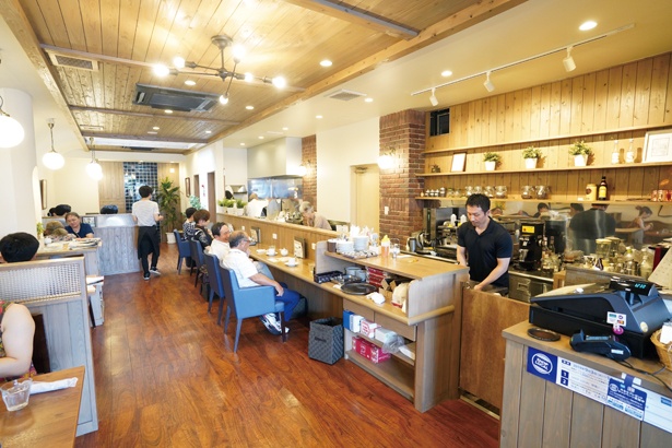 「喫茶まつば」3代目の舟橋和孝さん(右端)は、長年コーヒーの焙煎業に従事して店舗の運営から豆の焙煎の技術までを修得。2年前に家業を継承した