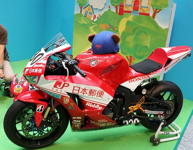 ぽすくまをラッピングしたレーシングバイクも展示