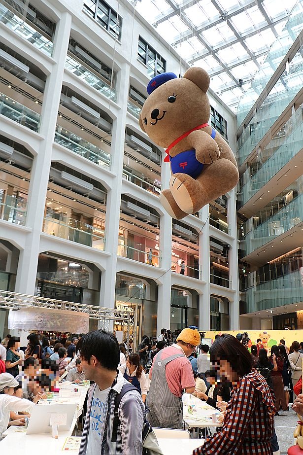 大きなぽすくまがデコレーションされたKITTE内の会場